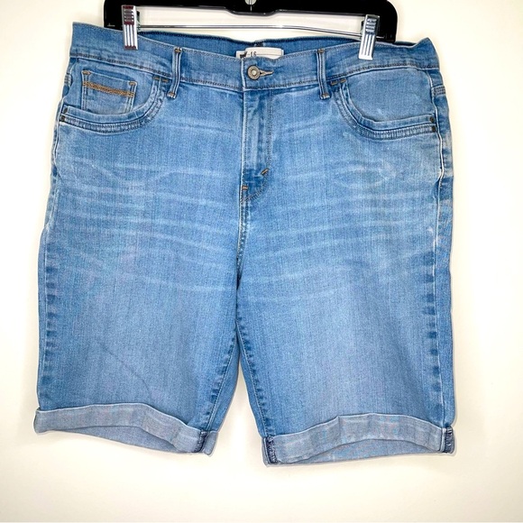 Levi’s Denim Shorts with Rolled Hem and 5-Pocket Design Size 16 - Picture 1 of 12